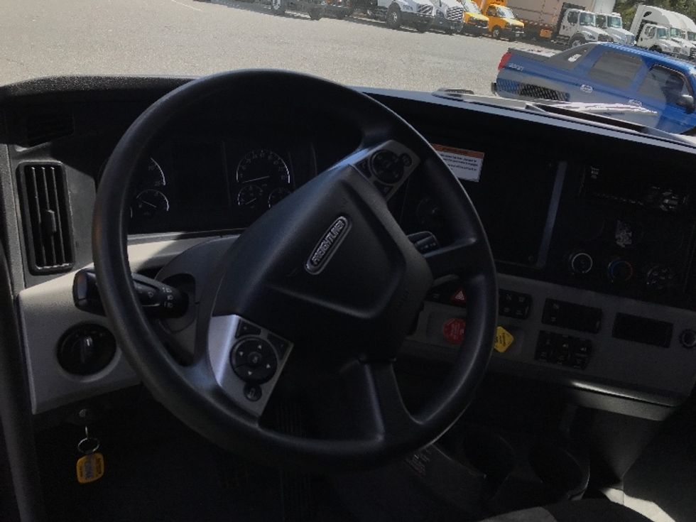 Sleeper Tractor-Heavy Duty Tractors-Freightliner-2022-T12664ST-Londonderry-NH-469,170\n\t\tmiles-$ 67,500 - Image 11