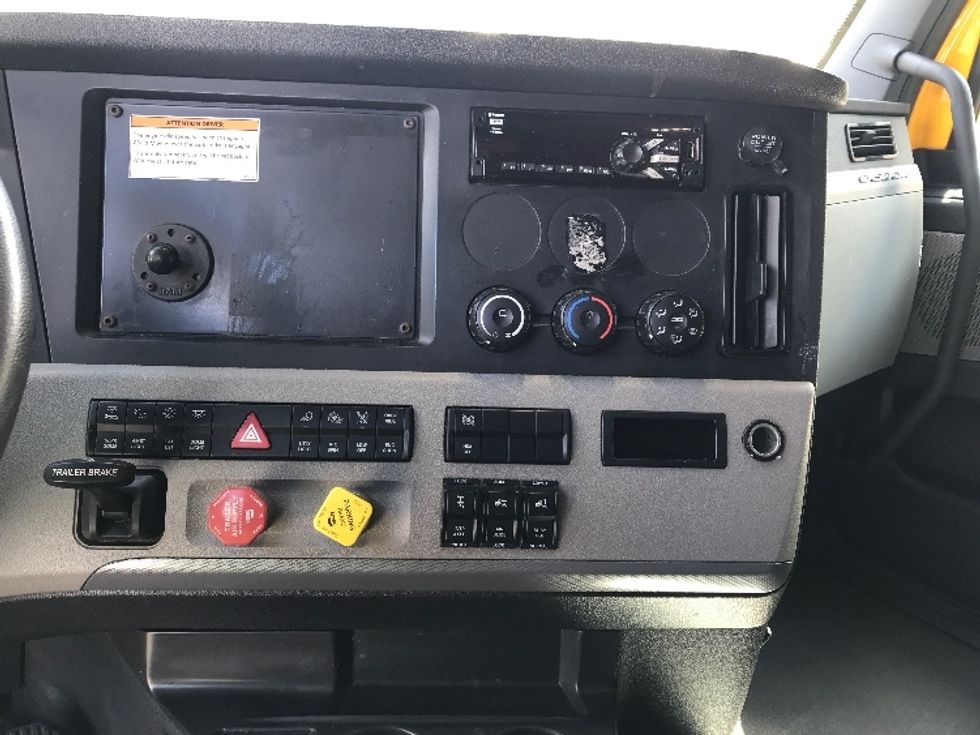 Sleeper Tractor-Heavy Duty Tractors-Freightliner-2022-T12664ST-Londonderry-NH-469,170\n\t\tmiles-$ 67,500 - Image 12