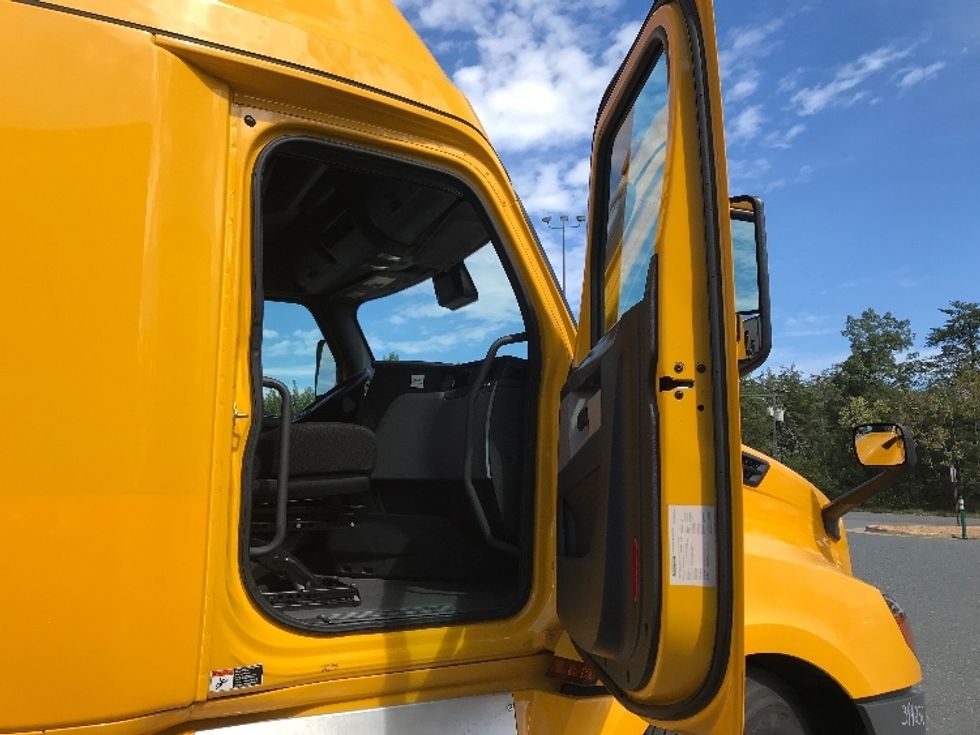 Sleeper Tractor-Heavy Duty Tractors-Freightliner-2022-T12664ST-Londonderry-NH-469,170\n\t\tmiles-$ 67,500 - Image 13