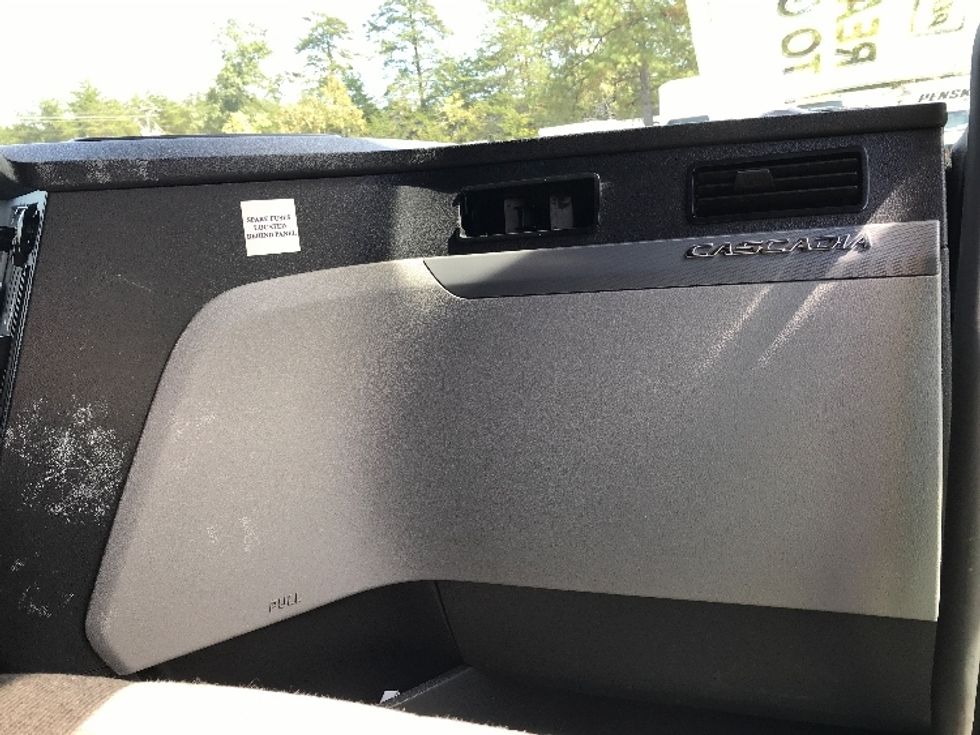 Sleeper Tractor-Heavy Duty Tractors-Freightliner-2022-T12664ST-Londonderry-NH-469,170\n\t\tmiles-$ 67,500 - Image 14