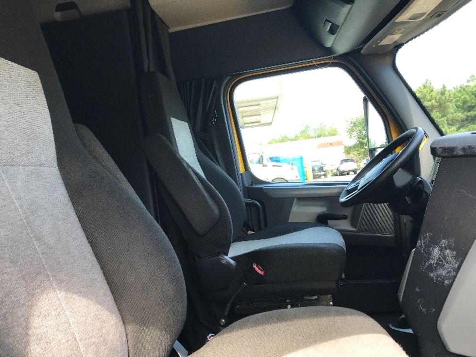 Sleeper Tractor-Heavy Duty Tractors-Freightliner-2022-T12664ST-Londonderry-NH-469,170\n\t\tmiles-$ 67,500 - Image 15