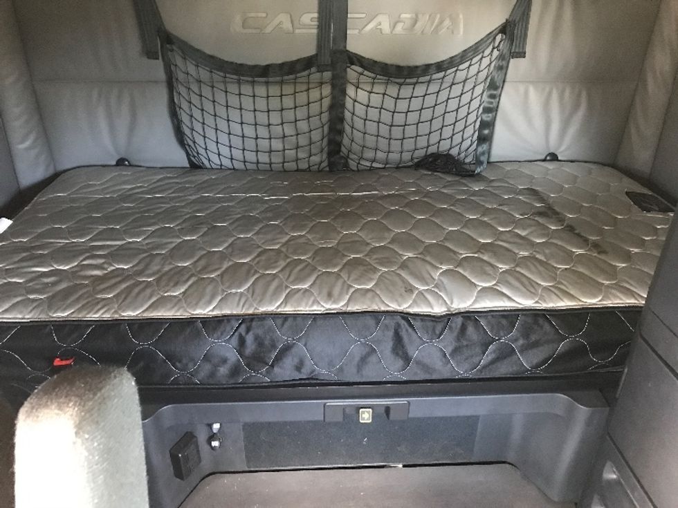 Sleeper Tractor-Heavy Duty Tractors-Freightliner-2022-T12664ST-Londonderry-NH-469,170\n\t\tmiles-$ 67,500 - Image 16