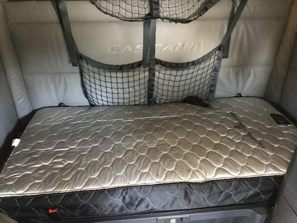 Sleeper Tractor-Heavy Duty Tractors-Freightliner-2022-T12664ST-Londonderry-NH-469,170\n\t\tmiles-$ 67,500 - Image 17