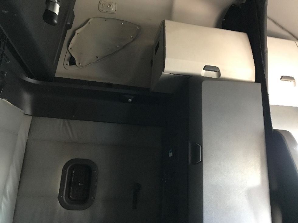 Sleeper Tractor-Heavy Duty Tractors-Freightliner-2022-T12664ST-Londonderry-NH-469,170\n\t\tmiles-$ 67,500 - Image 18