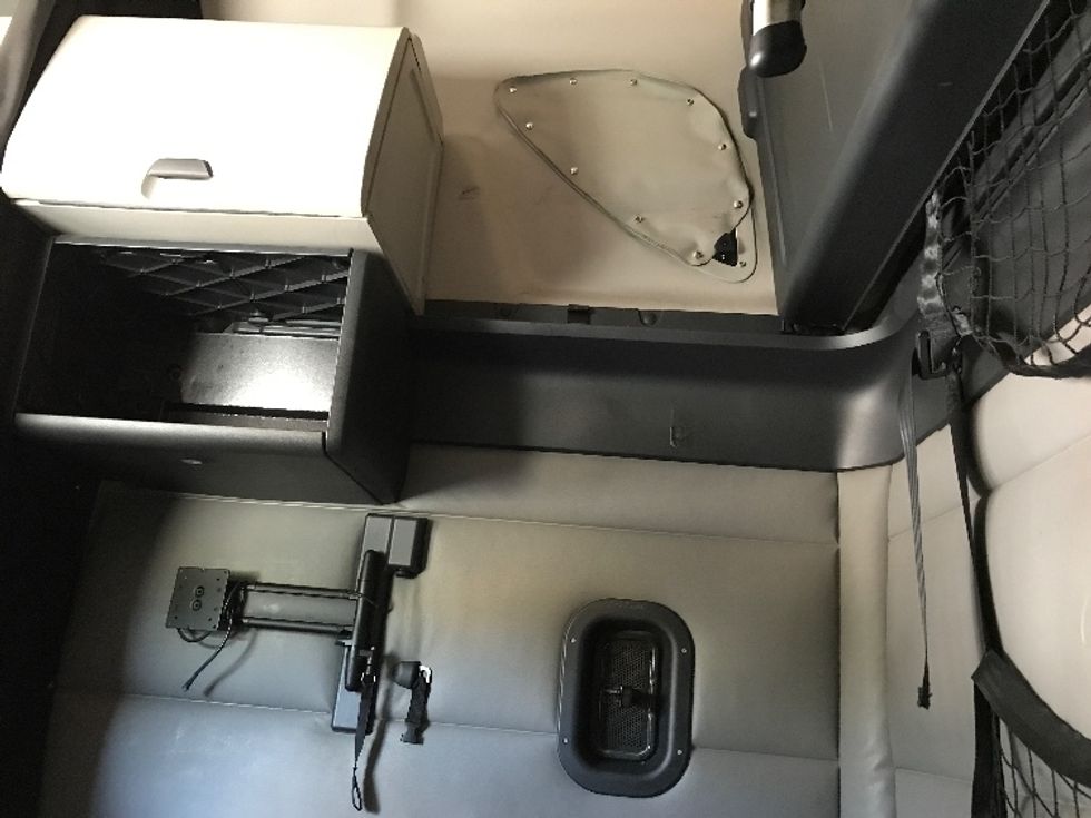 Sleeper Tractor-Heavy Duty Tractors-Freightliner-2022-T12664ST-Londonderry-NH-469,170\n\t\tmiles-$ 67,500 - Image 19