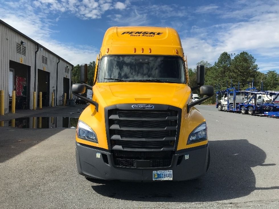 Sleeper Tractor-Heavy Duty Tractors-Freightliner-2022-T12664ST-Londonderry-NH-469,170\n\t\tmiles-$ 67,500 - Image 2