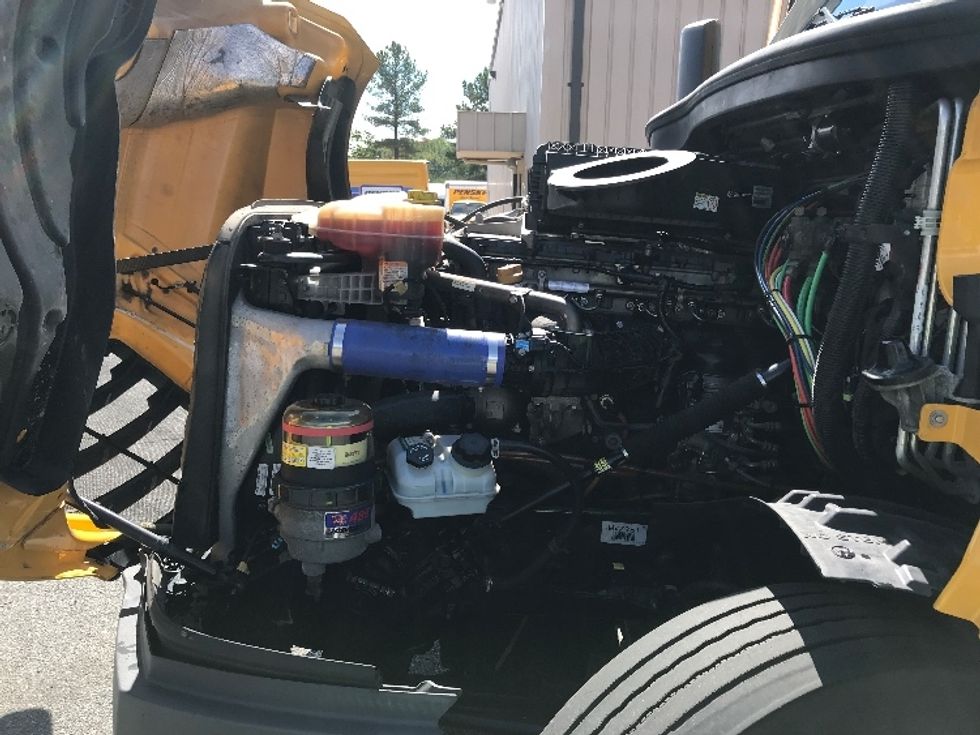 Sleeper Tractor-Heavy Duty Tractors-Freightliner-2022-T12664ST-Londonderry-NH-469,170\n\t\tmiles-$ 67,500 - Image 21