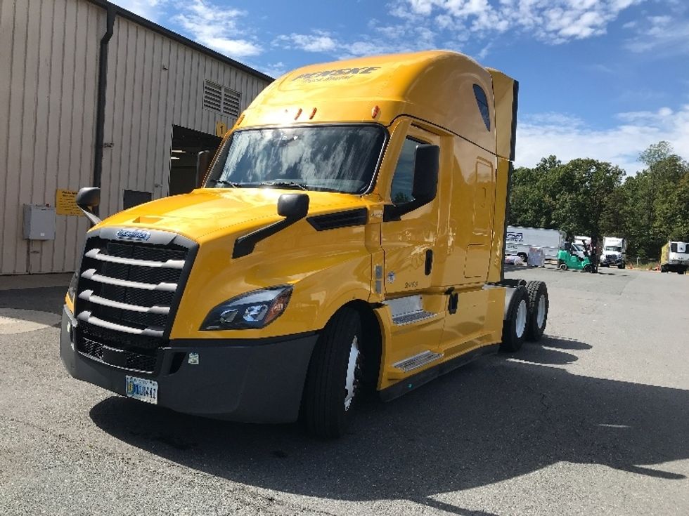Sleeper Tractor-Heavy Duty Tractors-Freightliner-2022-T12664ST-Londonderry-NH-469,170\n\t\tmiles-$ 67,500 - Image 3