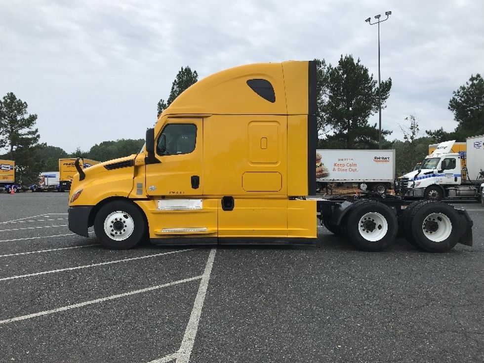Sleeper Tractor-Heavy Duty Tractors-Freightliner-2022-T12664ST-Londonderry-NH-469,170\n\t\tmiles-$ 67,500 - Image 4
