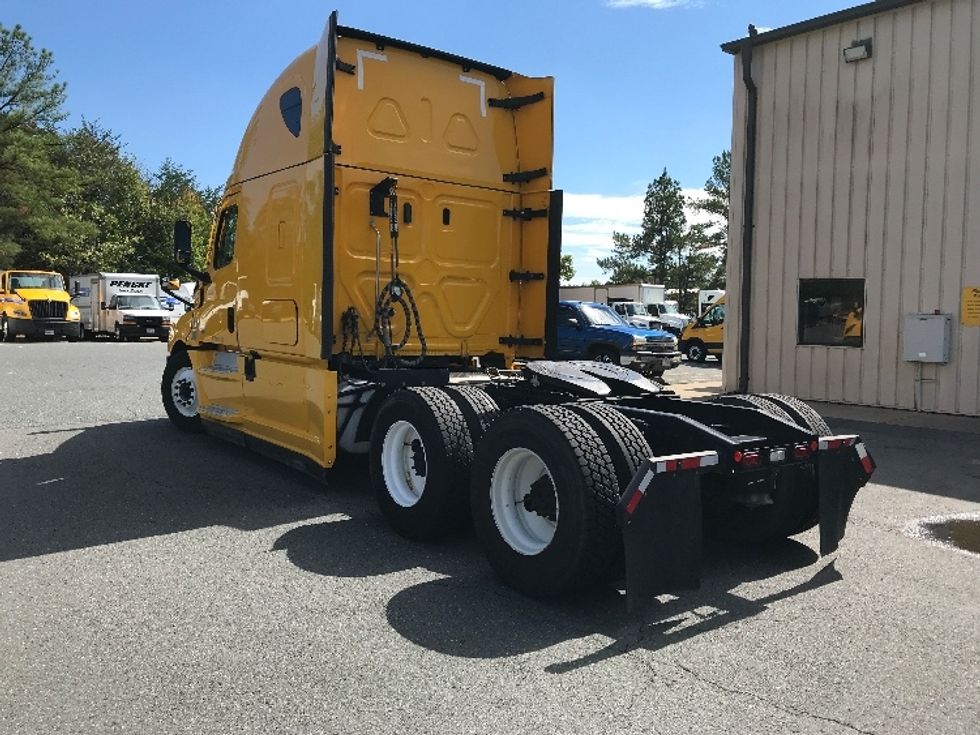 Sleeper Tractor-Heavy Duty Tractors-Freightliner-2022-T12664ST-Londonderry-NH-469,170\n\t\tmiles-$ 67,500 - Image 5
