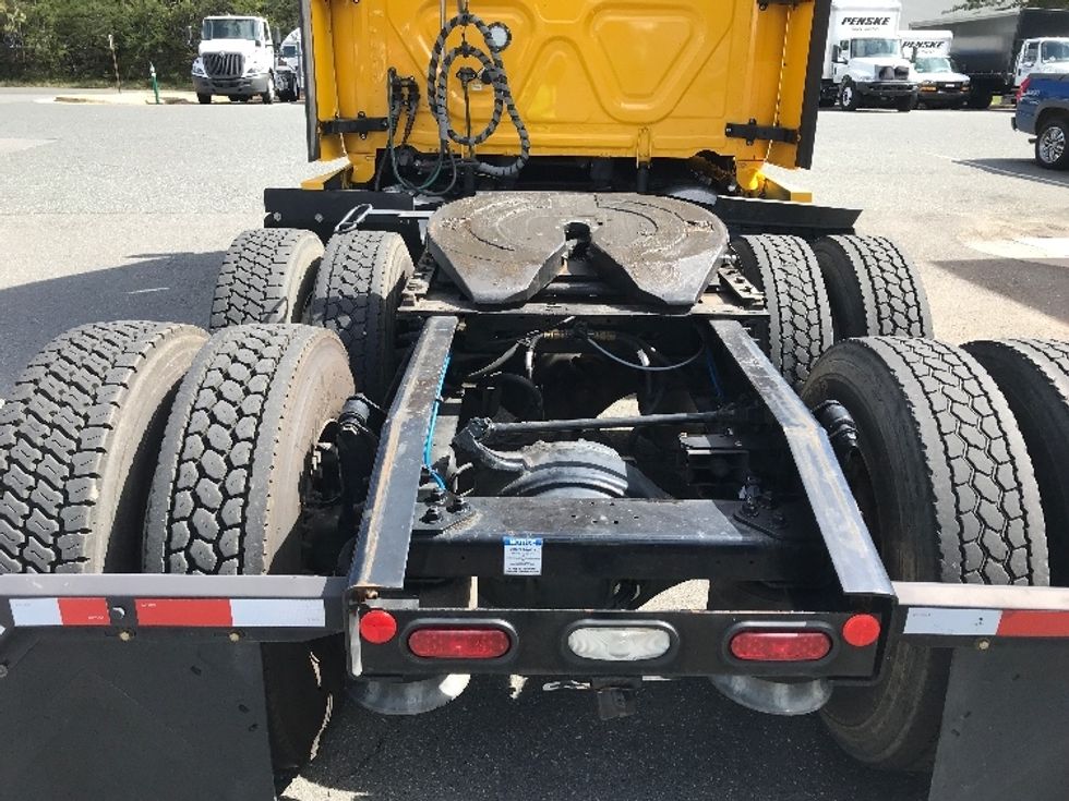 Sleeper Tractor-Heavy Duty Tractors-Freightliner-2022-T12664ST-Londonderry-NH-469,170\n\t\tmiles-$ 67,500 - Image 6