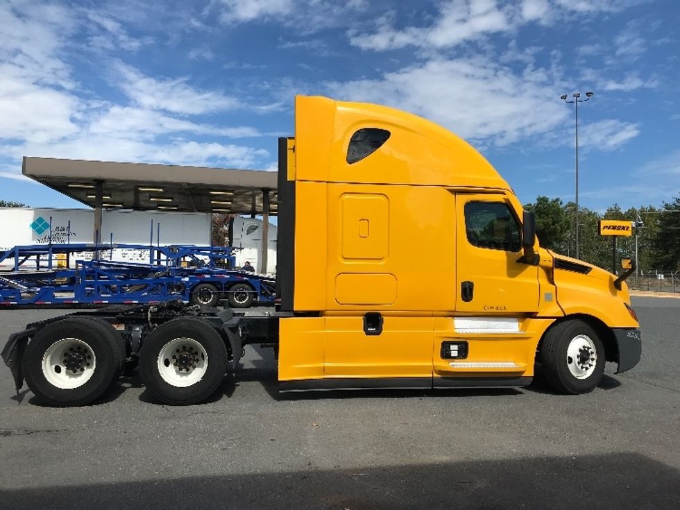 Sleeper Tractor-Heavy Duty Tractors-Freightliner-2022-T12664ST-Londonderry-NH-469,170\n\t\tmiles-$ 67,500 - Image 8