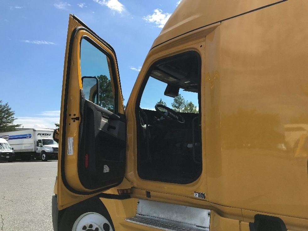 Sleeper Tractor-Heavy Duty Tractors-Freightliner-2022-T12664ST-Londonderry-NH-469,170\n\t\tmiles-$ 67,500 - Image 9