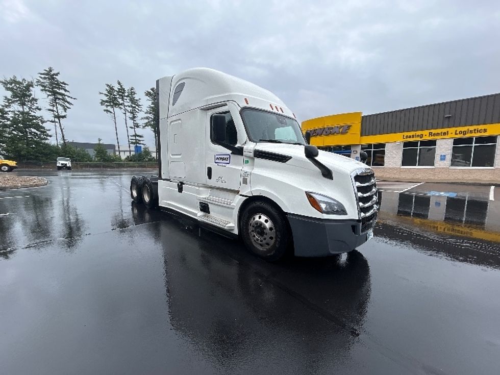 Sleeper Tractor-Heavy Duty Tractors-Freightliner-2022-T12664ST-Londonderry-NH-482,210\n\t\tmiles-$ 75,750 - Image 1