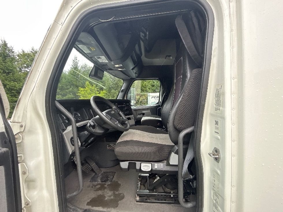 Sleeper Tractor-Heavy Duty Tractors-Freightliner-2022-T12664ST-Londonderry-NH-482,210\n\t\tmiles-$ 75,750 - Image 10