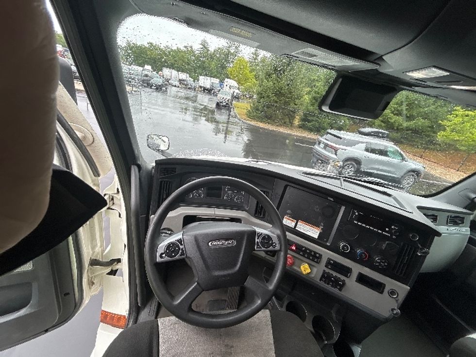 Sleeper Tractor-Heavy Duty Tractors-Freightliner-2022-T12664ST-Londonderry-NH-482,210\n\t\tmiles-$ 75,750 - Image 11