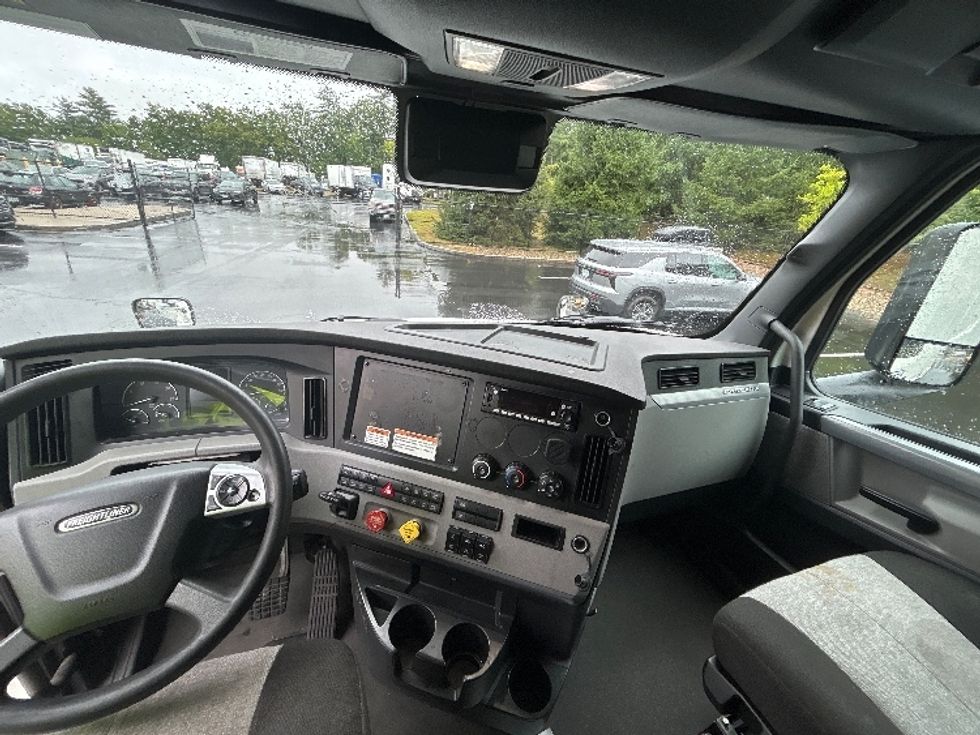 Sleeper Tractor-Heavy Duty Tractors-Freightliner-2022-T12664ST-Londonderry-NH-482,210\n\t\tmiles-$ 75,750 - Image 12