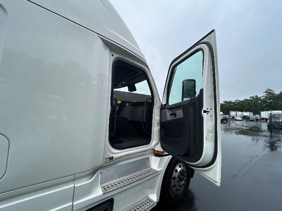 Sleeper Tractor-Heavy Duty Tractors-Freightliner-2022-T12664ST-Londonderry-NH-482,210\n\t\tmiles-$ 75,750 - Image 13