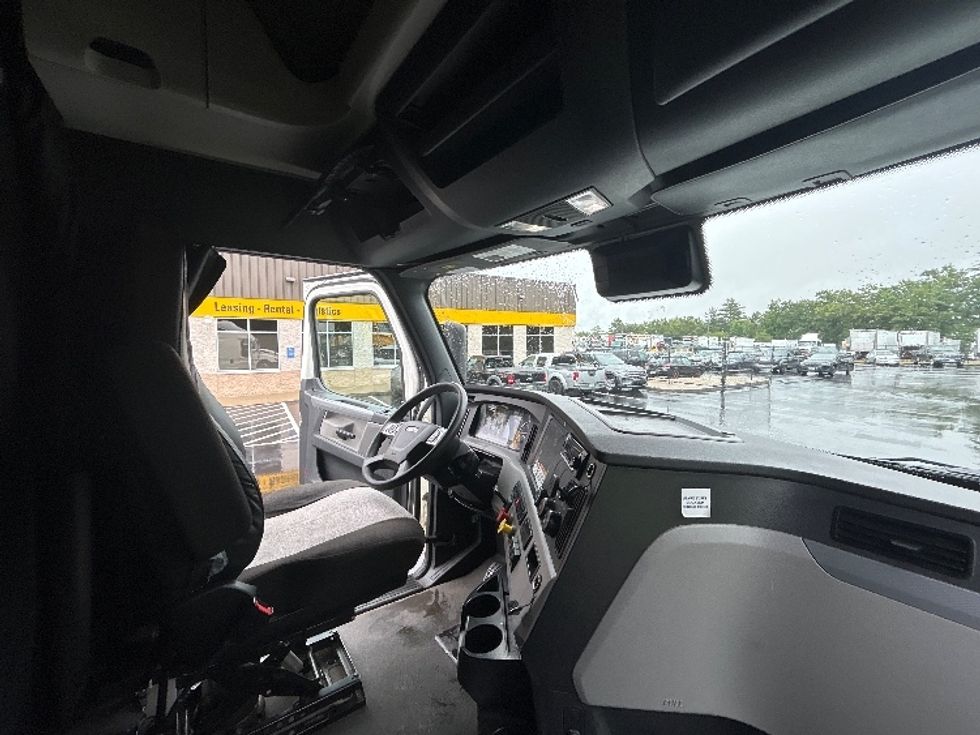 Sleeper Tractor-Heavy Duty Tractors-Freightliner-2022-T12664ST-Londonderry-NH-482,210\n\t\tmiles-$ 75,750 - Image 15