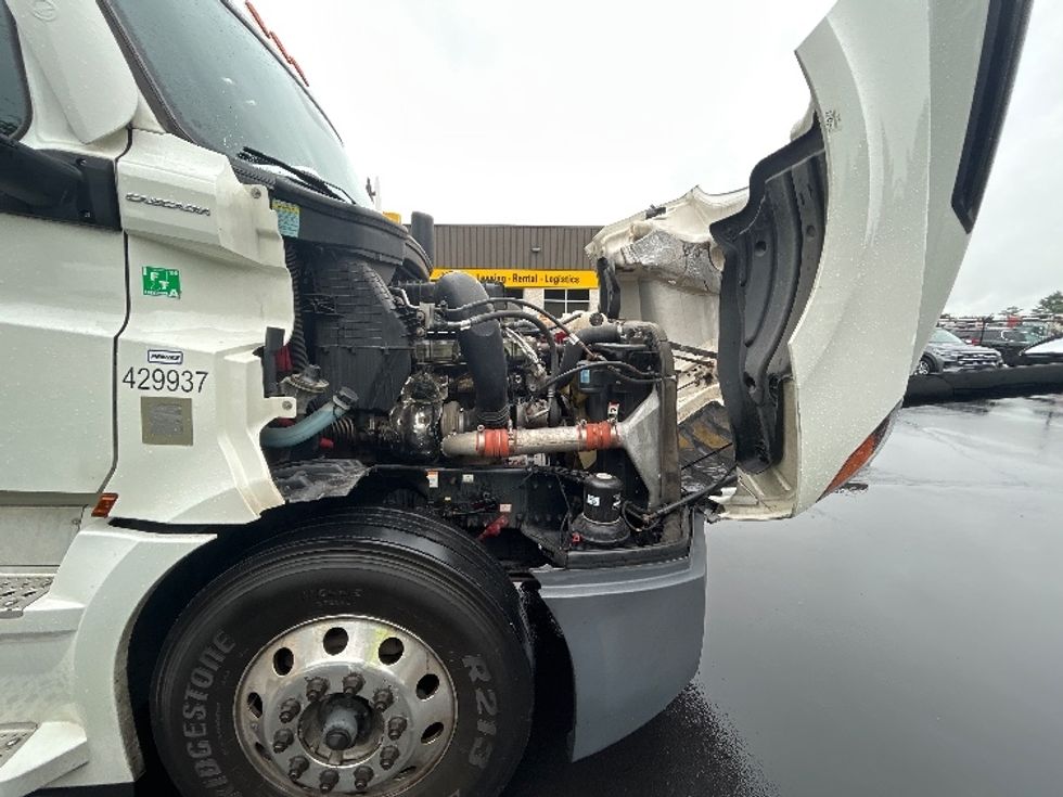 Sleeper Tractor-Heavy Duty Tractors-Freightliner-2022-T12664ST-Londonderry-NH-482,210\n\t\tmiles-$ 75,750 - Image 20