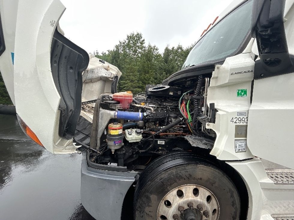 Sleeper Tractor-Heavy Duty Tractors-Freightliner-2022-T12664ST-Londonderry-NH-482,210\n\t\tmiles-$ 75,750 - Image 21