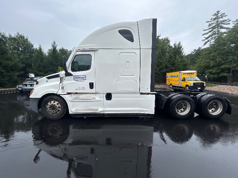 Sleeper Tractor-Heavy Duty Tractors-Freightliner-2022-T12664ST-Londonderry-NH-482,210\n\t\tmiles-$ 75,750 - Image 4