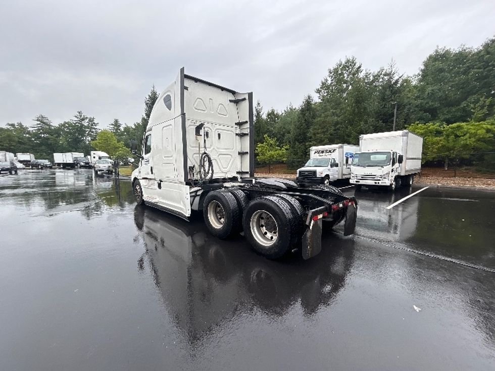 Sleeper Tractor-Heavy Duty Tractors-Freightliner-2022-T12664ST-Londonderry-NH-482,210\n\t\tmiles-$ 75,750 - Image 5