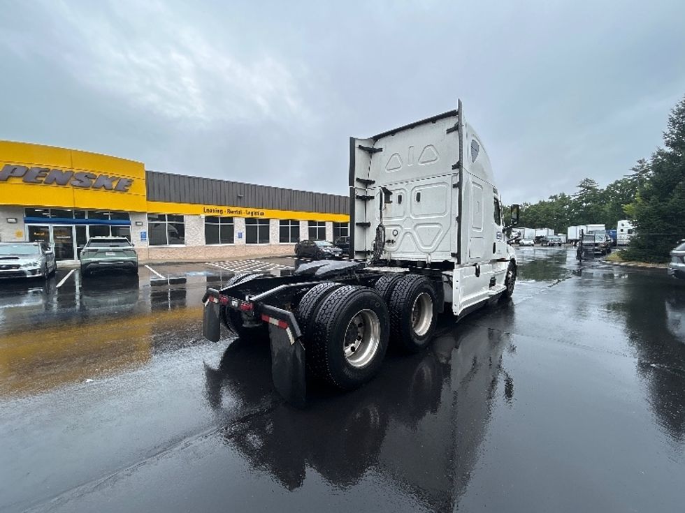 Sleeper Tractor-Heavy Duty Tractors-Freightliner-2022-T12664ST-Londonderry-NH-482,210\n\t\tmiles-$ 75,750 - Image 7