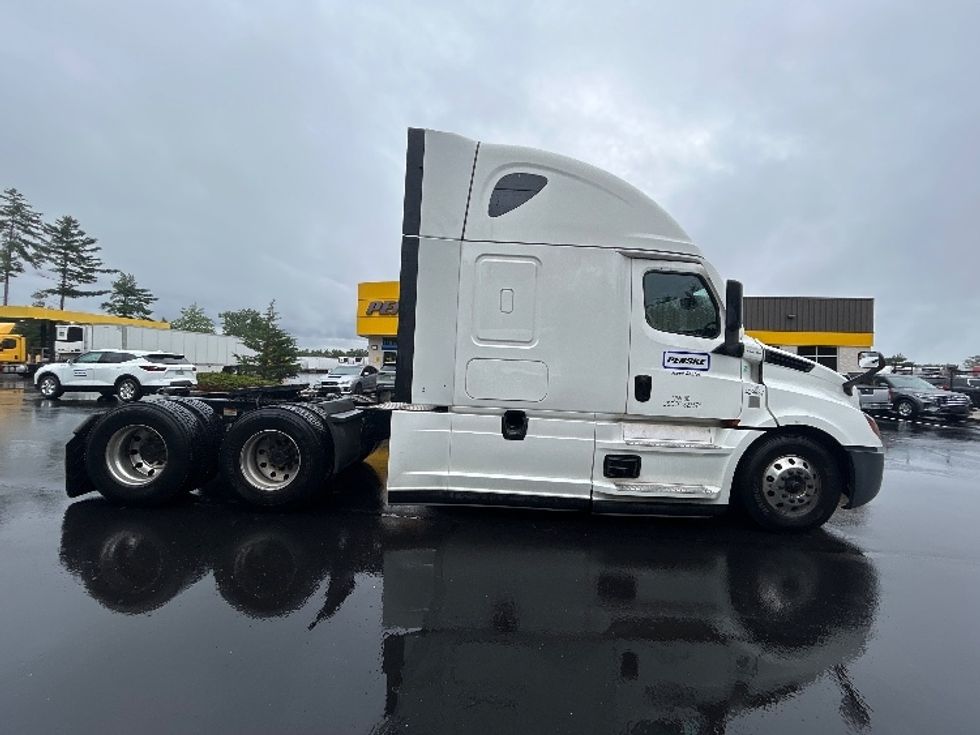 Sleeper Tractor-Heavy Duty Tractors-Freightliner-2022-T12664ST-Londonderry-NH-482,210\n\t\tmiles-$ 75,750 - Image 8