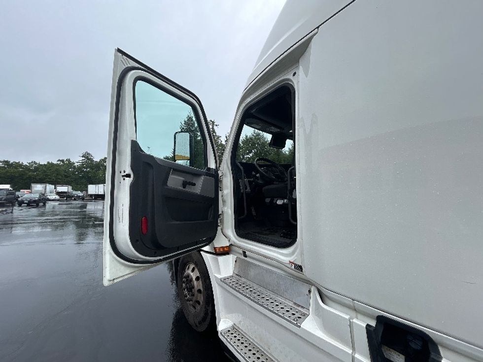 Sleeper Tractor-Heavy Duty Tractors-Freightliner-2022-T12664ST-Londonderry-NH-482,210\n\t\tmiles-$ 75,750 - Image 9