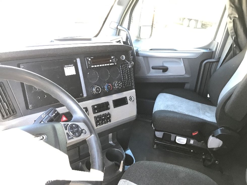 Sleeper Tractor-Heavy Duty Tractors-Freightliner-2022-T12664ST-Londonderry-NH-585,994\n\t\tmiles-$ 60,500 - Image 10