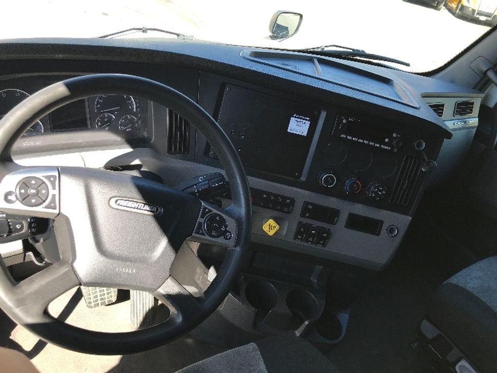 Sleeper Tractor-Heavy Duty Tractors-Freightliner-2022-T12664ST-Londonderry-NH-585,994\n\t\tmiles-$ 60,500 - Image 11