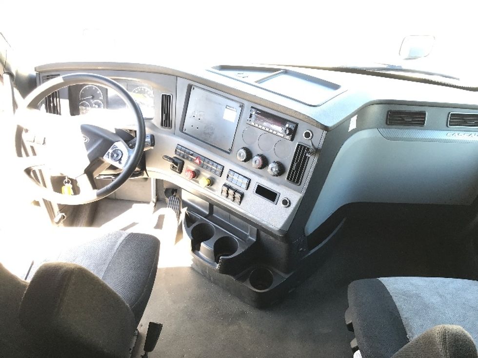 Sleeper Tractor-Heavy Duty Tractors-Freightliner-2022-T12664ST-Londonderry-NH-585,994\n\t\tmiles-$ 60,500 - Image 12