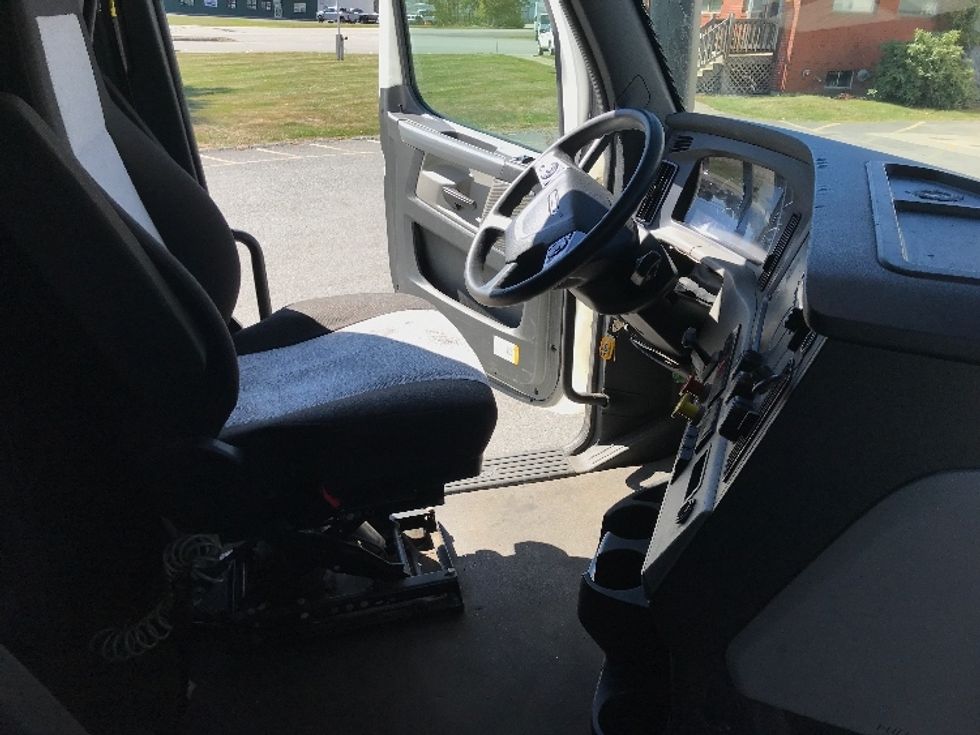 Sleeper Tractor-Heavy Duty Tractors-Freightliner-2022-T12664ST-Londonderry-NH-585,994\n\t\tmiles-$ 60,500 - Image 15