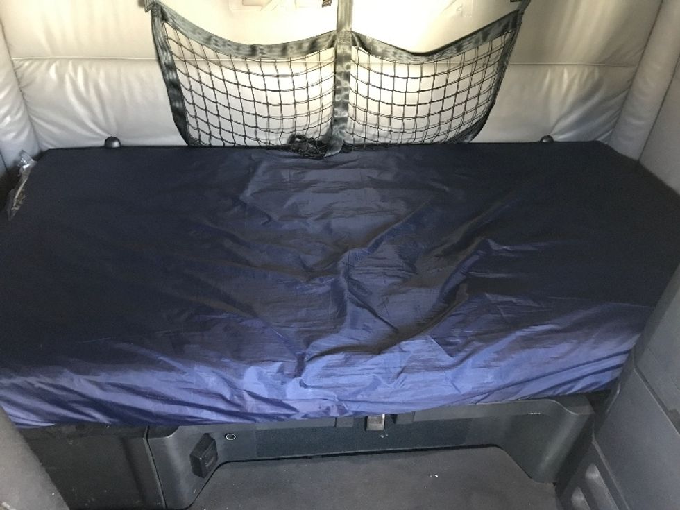 Sleeper Tractor-Heavy Duty Tractors-Freightliner-2022-T12664ST-Londonderry-NH-585,994\n\t\tmiles-$ 60,500 - Image 17