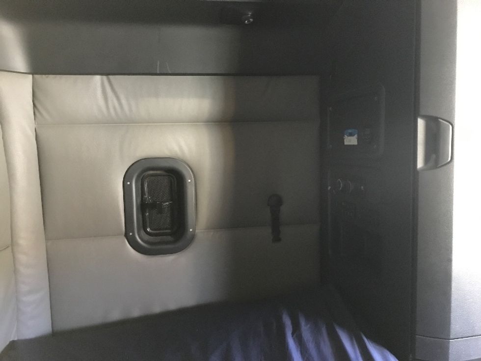 Sleeper Tractor-Heavy Duty Tractors-Freightliner-2022-T12664ST-Londonderry-NH-585,994\n\t\tmiles-$ 60,500 - Image 18