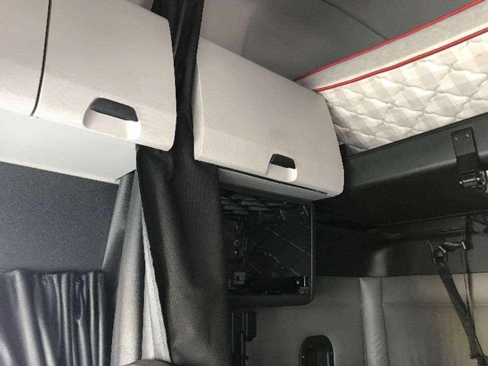 Sleeper Tractor-Heavy Duty Tractors-Freightliner-2022-T12664ST-Londonderry-NH-585,994\n\t\tmiles-$ 60,500 - Image 19