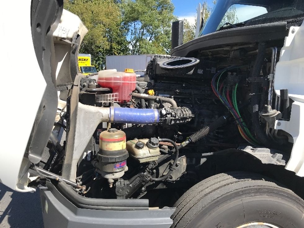 Sleeper Tractor-Heavy Duty Tractors-Freightliner-2022-T12664ST-Londonderry-NH-585,994\n\t\tmiles-$ 60,500 - Image 21