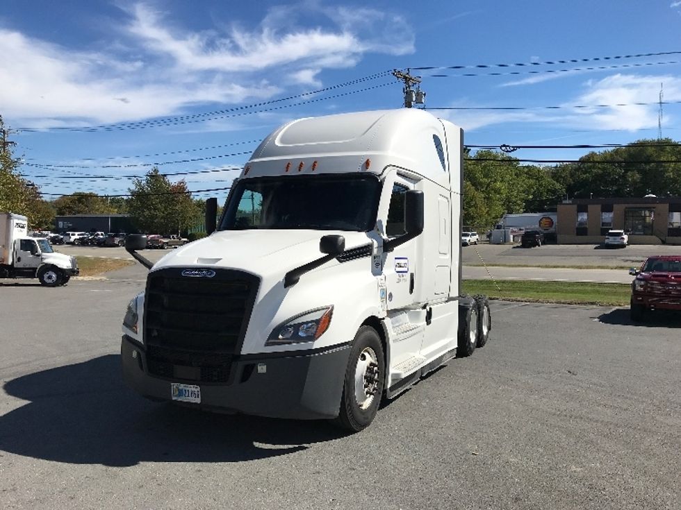 Sleeper Tractor-Heavy Duty Tractors-Freightliner-2022-T12664ST-Londonderry-NH-585,994\n\t\tmiles-$ 60,500 - Image 3