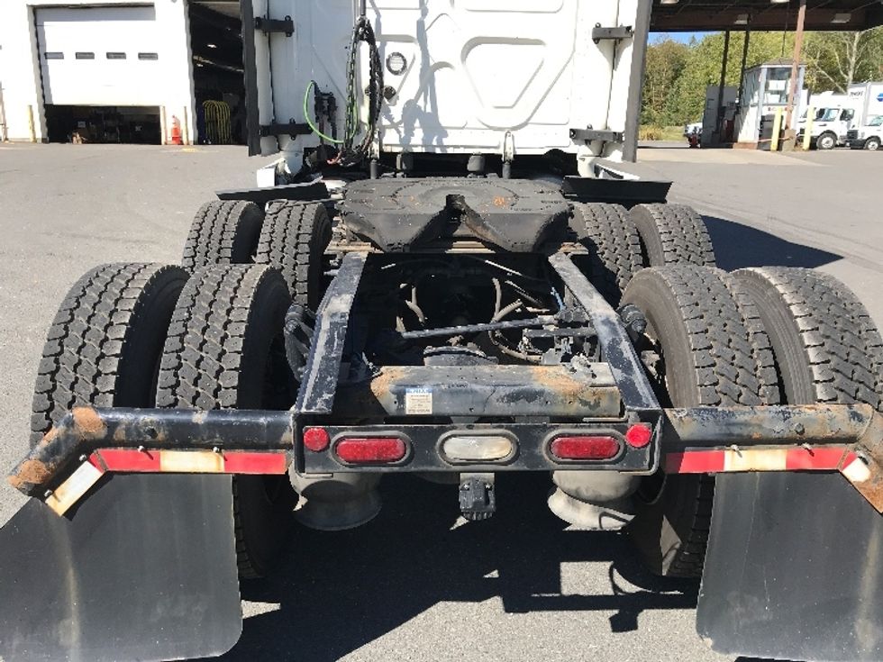 Sleeper Tractor-Heavy Duty Tractors-Freightliner-2022-T12664ST-Londonderry-NH-585,994\n\t\tmiles-$ 60,500 - Image 6