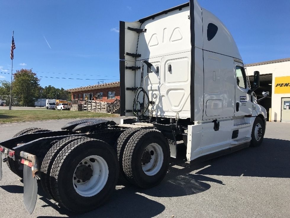 Sleeper Tractor-Heavy Duty Tractors-Freightliner-2022-T12664ST-Londonderry-NH-585,994\n\t\tmiles-$ 60,500 - Image 7