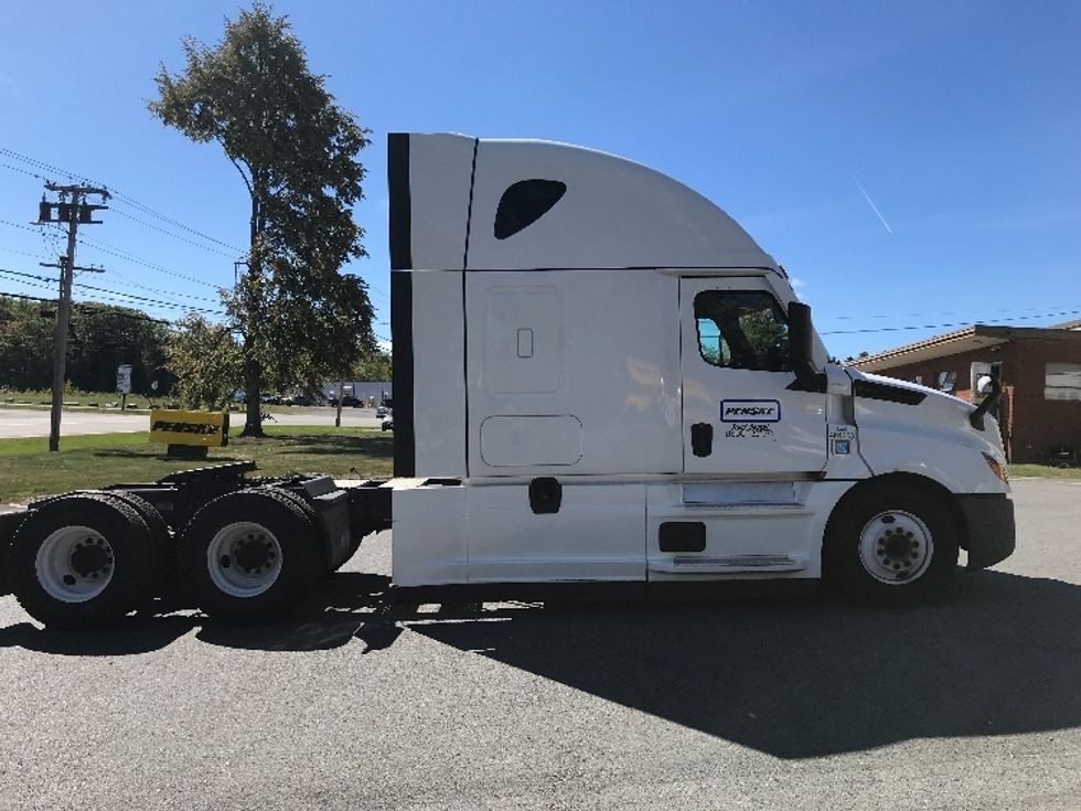 Sleeper Tractor-Heavy Duty Tractors-Freightliner-2022-T12664ST-Londonderry-NH-585,994\n\t\tmiles-$ 60,500 - Image 8