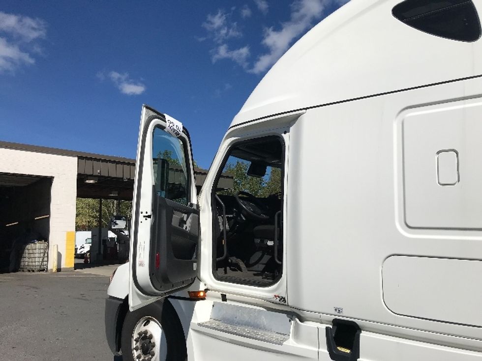 Sleeper Tractor-Heavy Duty Tractors-Freightliner-2022-T12664ST-Londonderry-NH-585,994\n\t\tmiles-$ 60,500 - Image 9