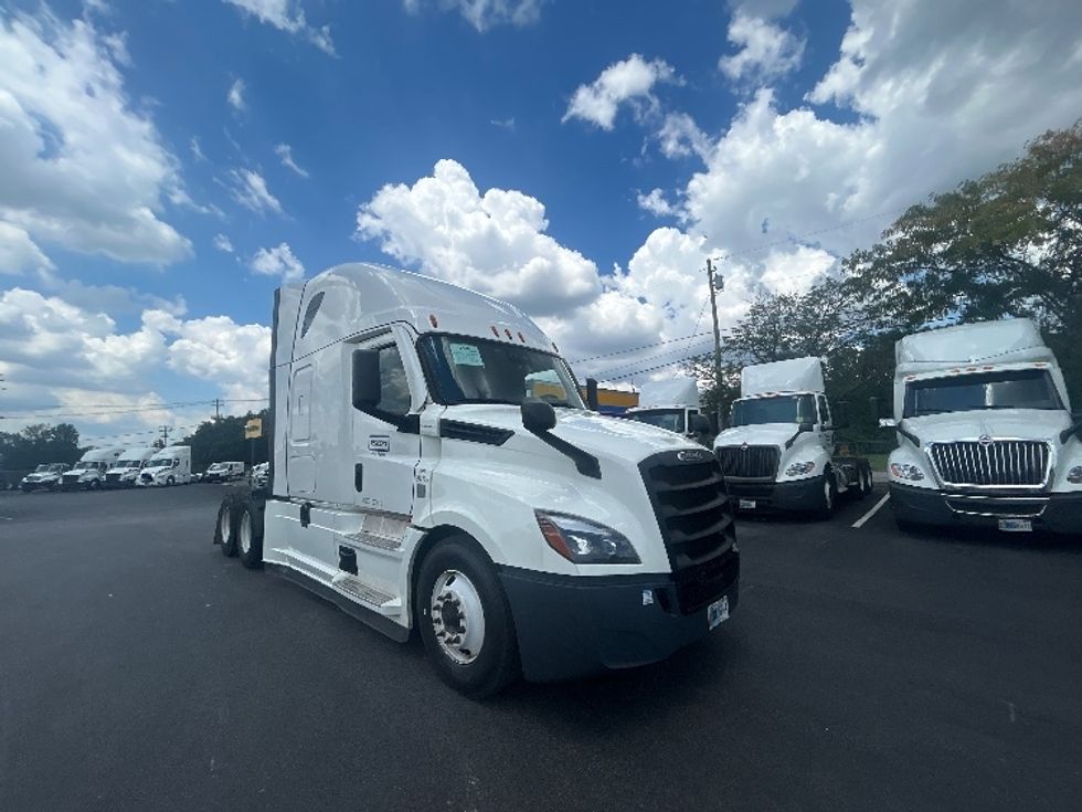 Sleeper Tractor-Heavy Duty Tractors-Freightliner-2022-T12664ST-Louisville-KY-385,036\n\t\tmiles-$ 85,500 - Image 1
