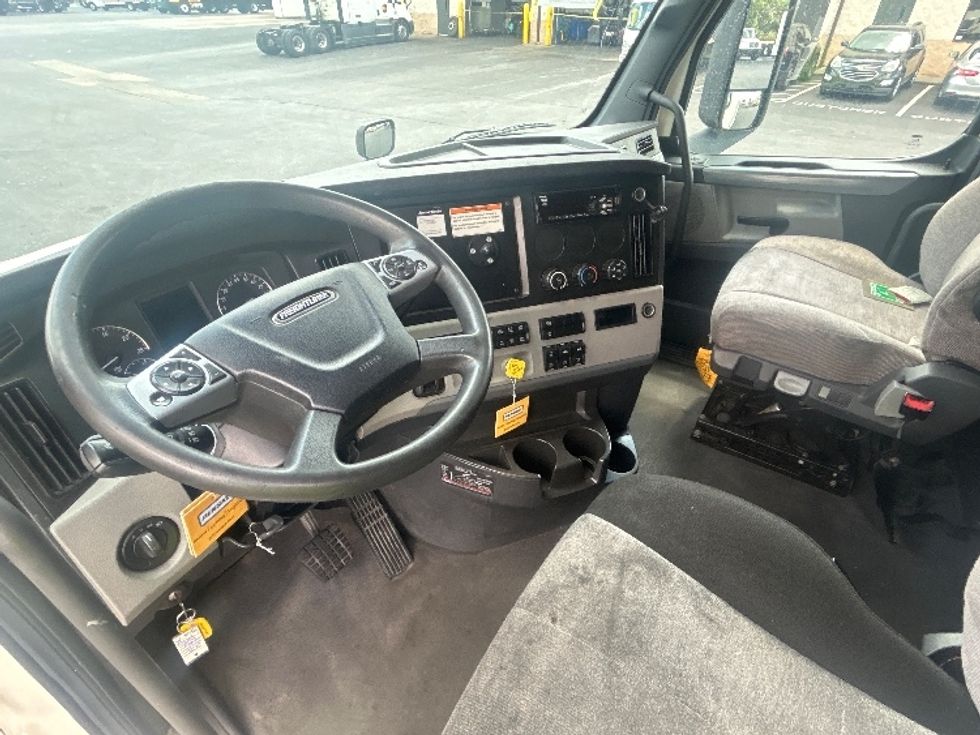 Sleeper Tractor-Heavy Duty Tractors-Freightliner-2022-T12664ST-Louisville-KY-385,036\n\t\tmiles-$ 85,500 - Image 10