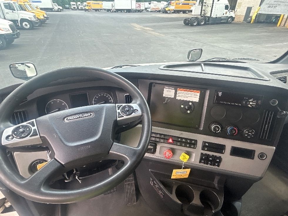 Sleeper Tractor-Heavy Duty Tractors-Freightliner-2022-T12664ST-Louisville-KY-385,036\n\t\tmiles-$ 85,500 - Image 11
