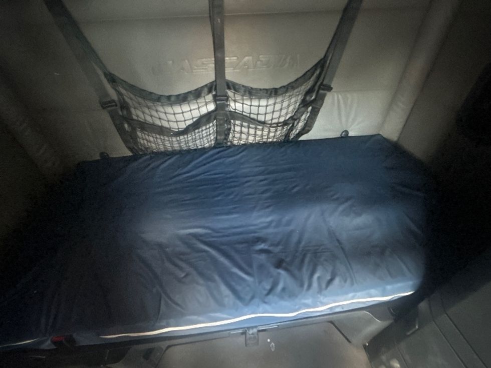 Sleeper Tractor-Heavy Duty Tractors-Freightliner-2022-T12664ST-Louisville-KY-385,036\n\t\tmiles-$ 85,500 - Image 17