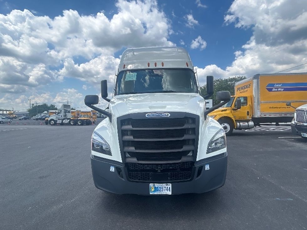Sleeper Tractor-Heavy Duty Tractors-Freightliner-2022-T12664ST-Louisville-KY-385,036\n\t\tmiles-$ 85,500 - Image 2