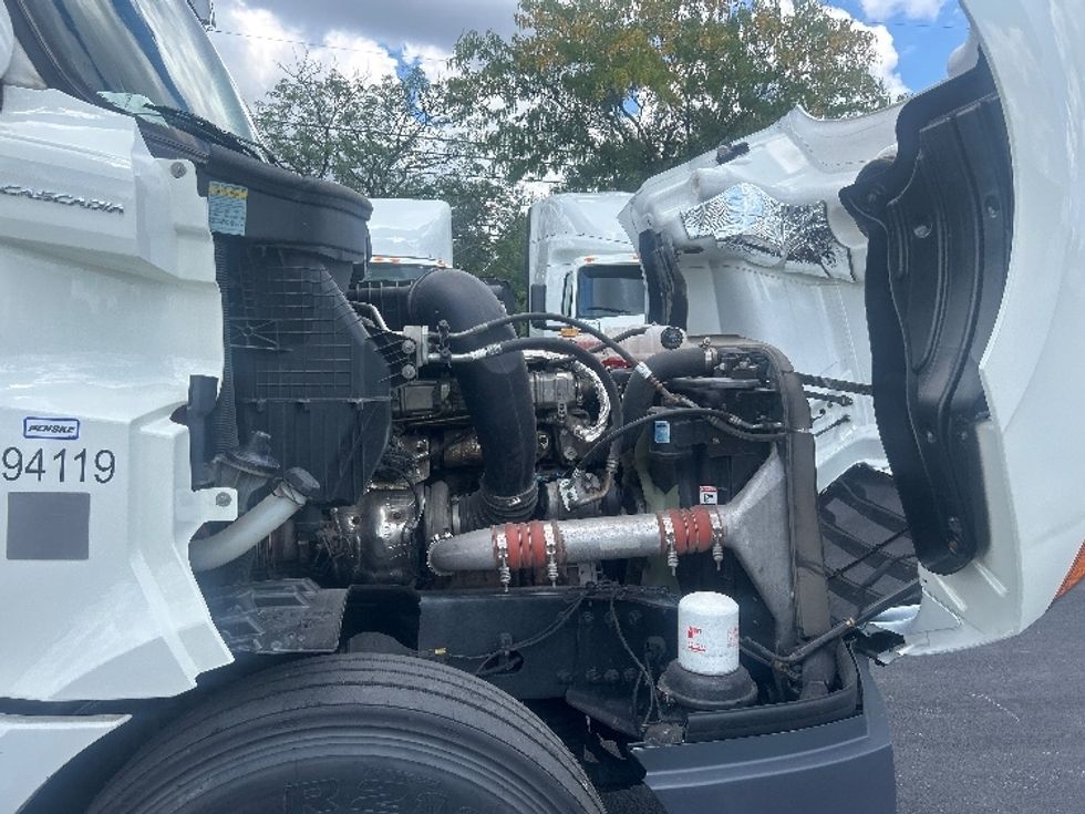 Sleeper Tractor-Heavy Duty Tractors-Freightliner-2022-T12664ST-Louisville-KY-385,036\n\t\tmiles-$ 85,500 - Image 20