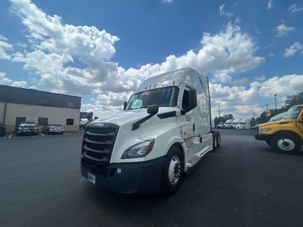 Sleeper Tractor-Heavy Duty Tractors-Freightliner-2022-T12664ST-Louisville-KY-385,036\n\t\tmiles-$ 85,500 - Image 3